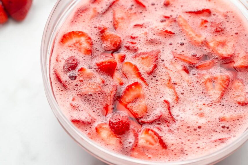 草莓果冻椒盐沙拉的草莓果冻