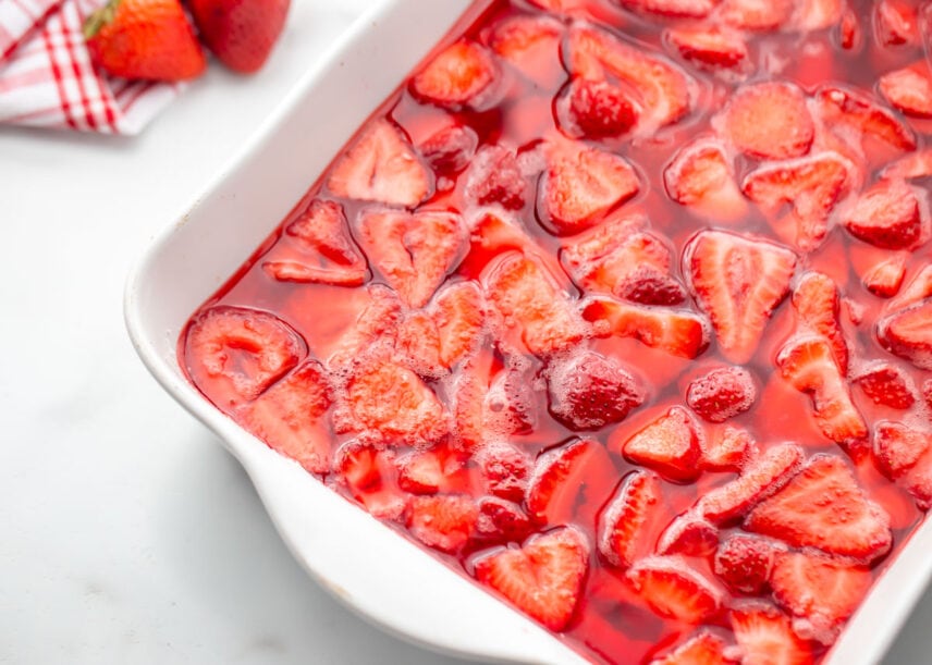 草莓果冻椒盐沙拉分层在白色烤盘
