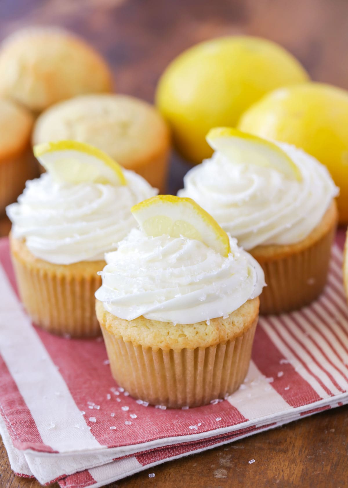 柠檬纸杯蛋糕上面有新鲜切片的柠檬。