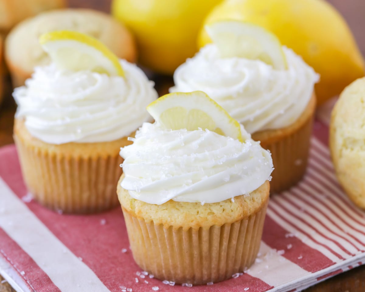 自制柠檬纸杯蛋糕放在洗碗布上