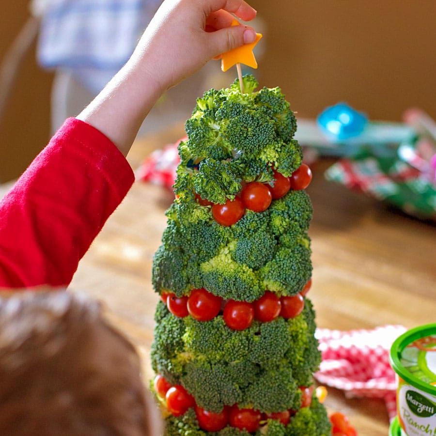 圣诞开胃菜-在蔬菜圣诞树上装饰一颗芝士星。