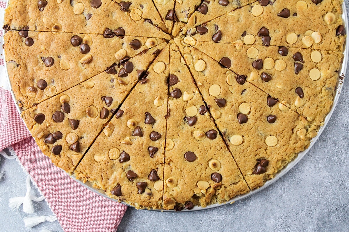 除夕夜甜点——一块巨大的巧克力饼干，切成披萨形状。