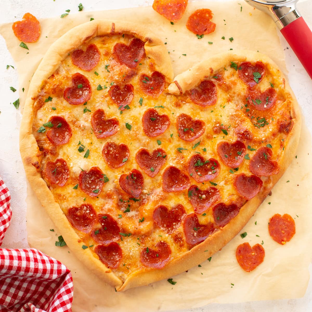 切菜板上展示的心形披萨。