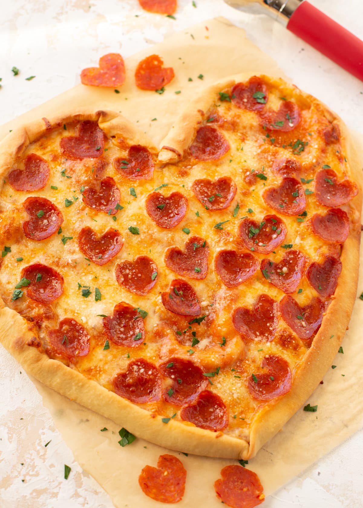 烤心形披萨，上面覆盖着心形意大利香肠。