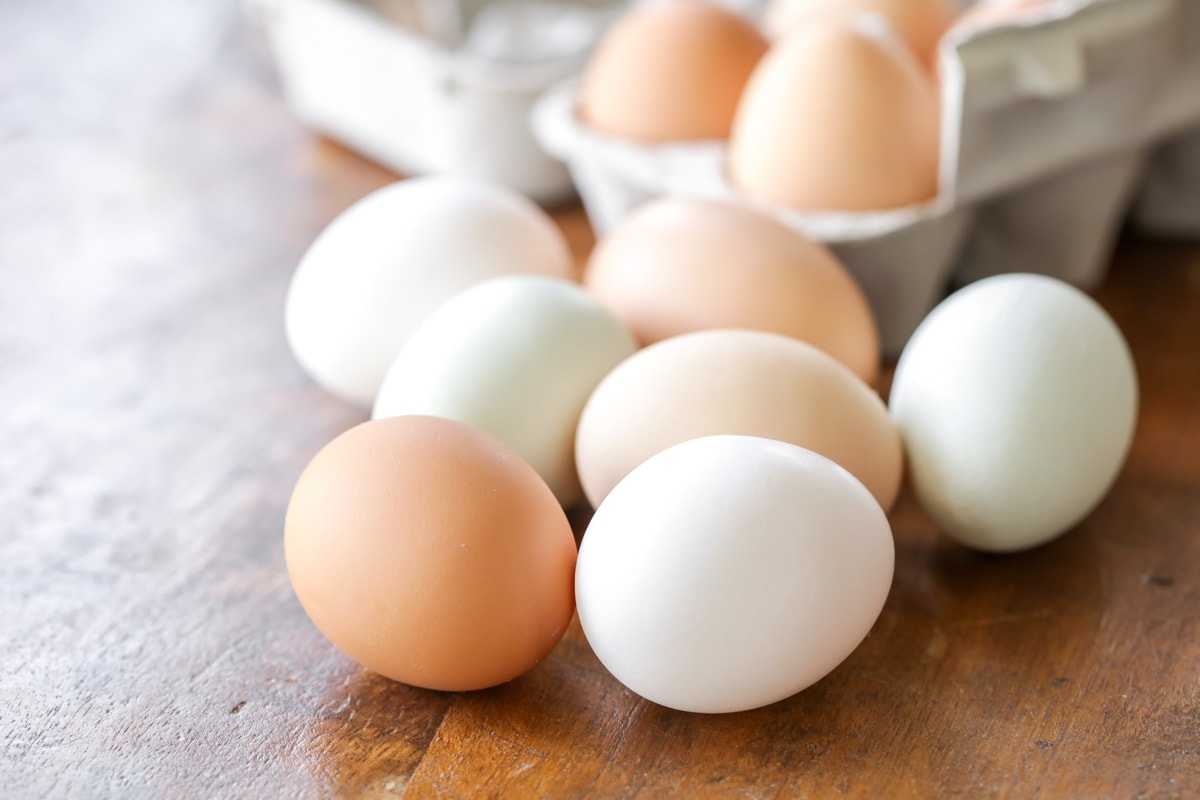 煮熟的鸡蛋放在柜台上。