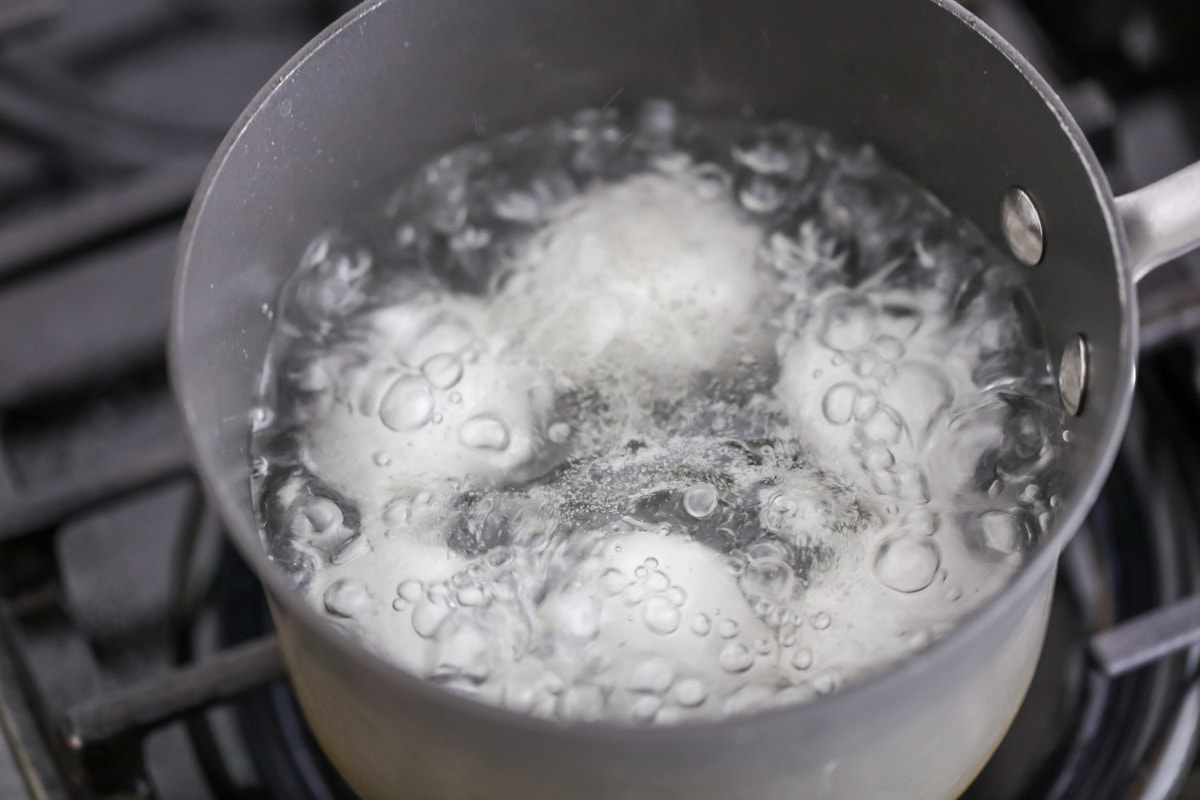 鸡蛋在水中沸腾是完美的煮鸡蛋