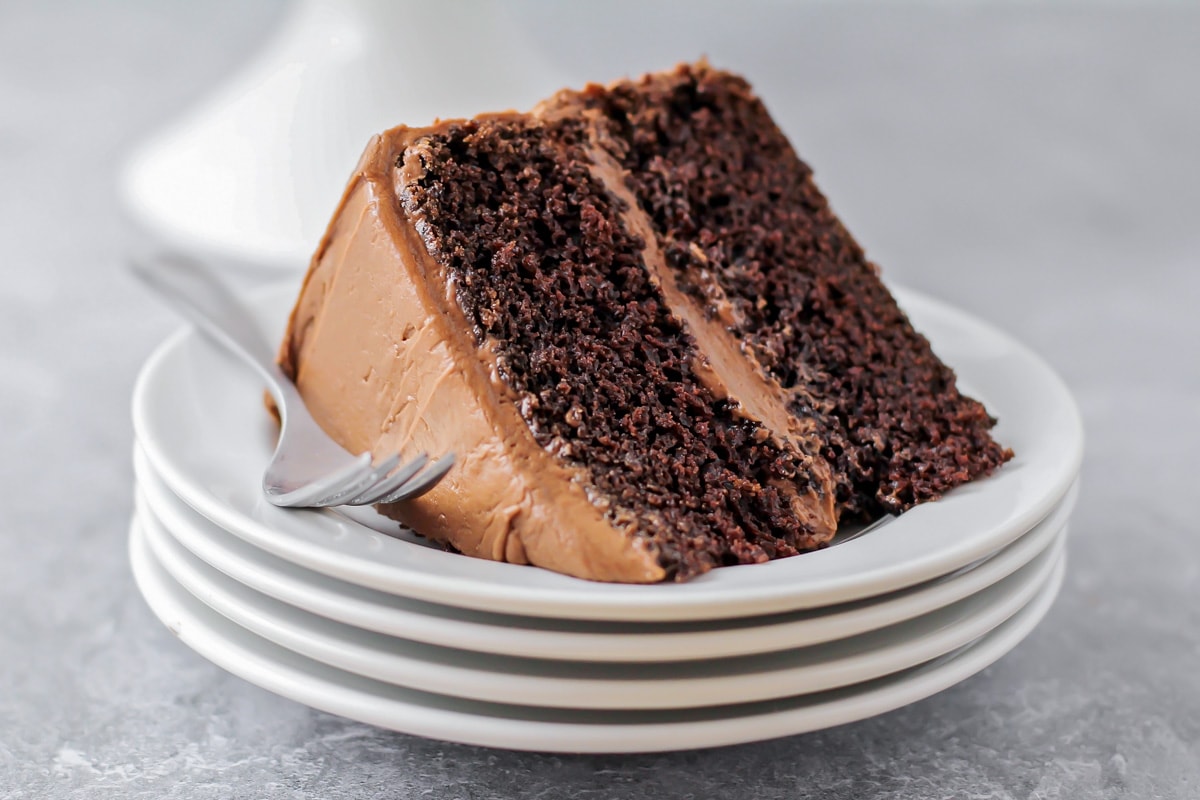 节日蛋糕-简单的巧克力蛋糕切片在盘子上。