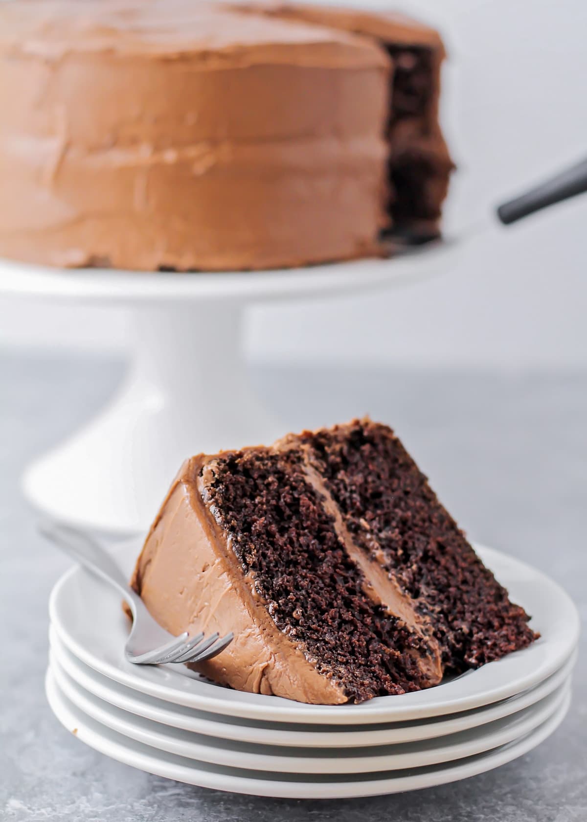简单的巧克力蛋糕切片在盘子上的近距离图像。