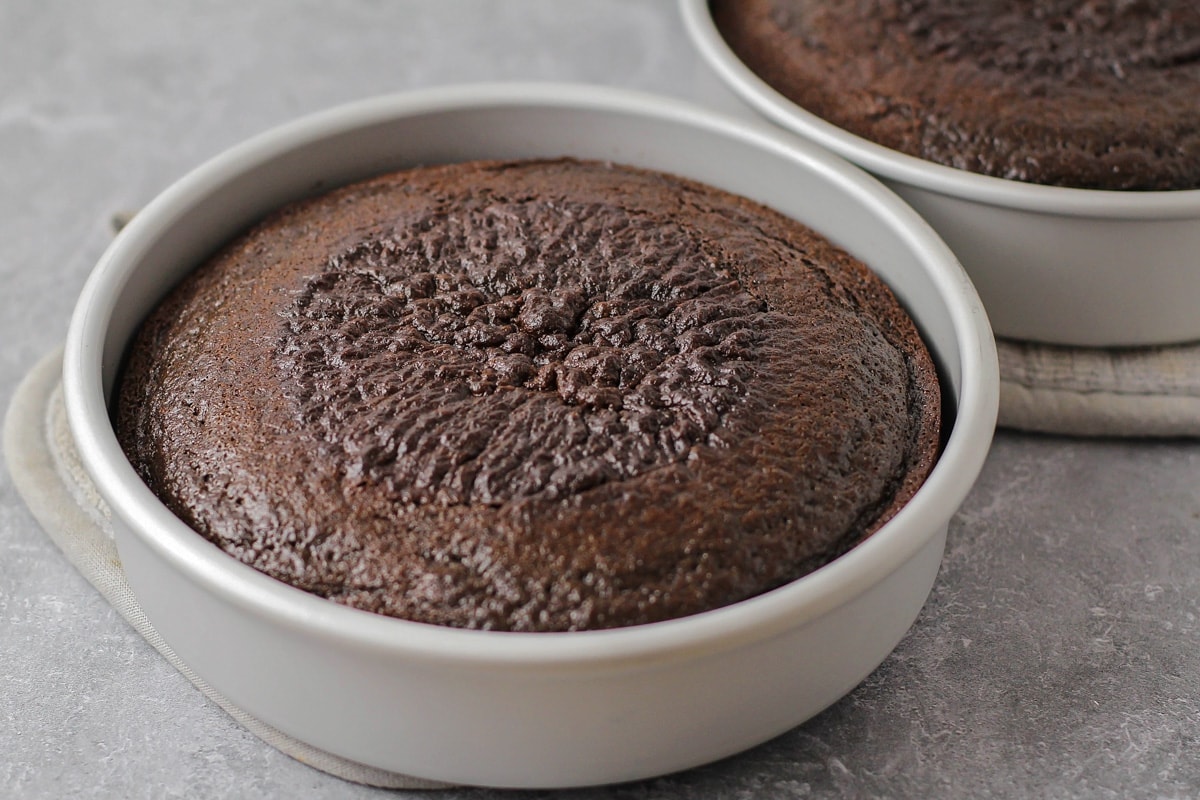 用蛋糕盘烤巧克力蛋糕。