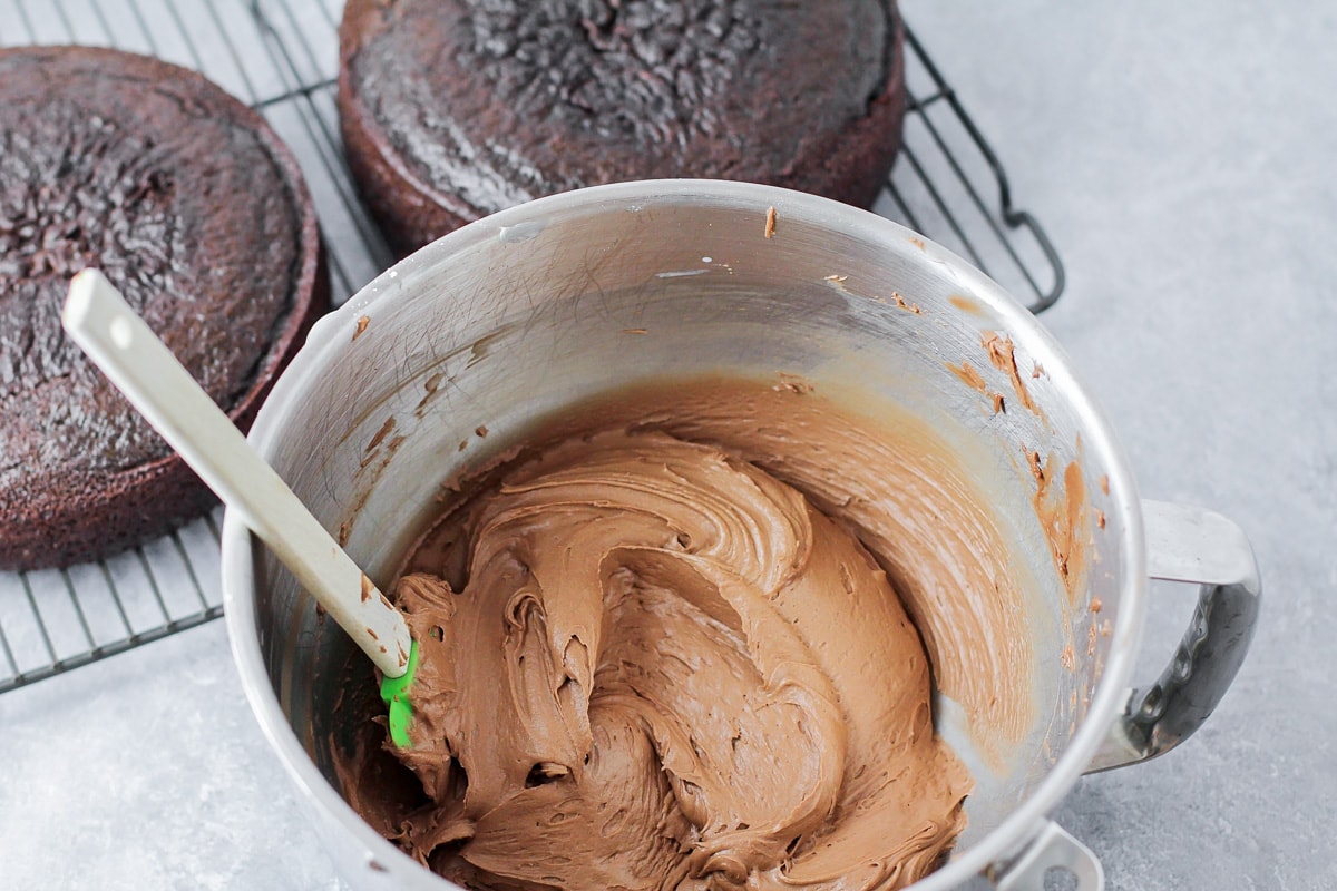 巧克力奶油糖霜在碗里。