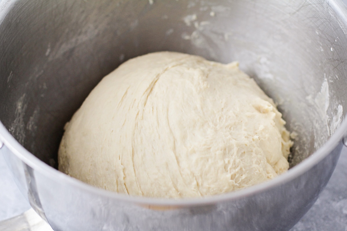 将刚混合好的法国面包面团放入搅拌碗中。