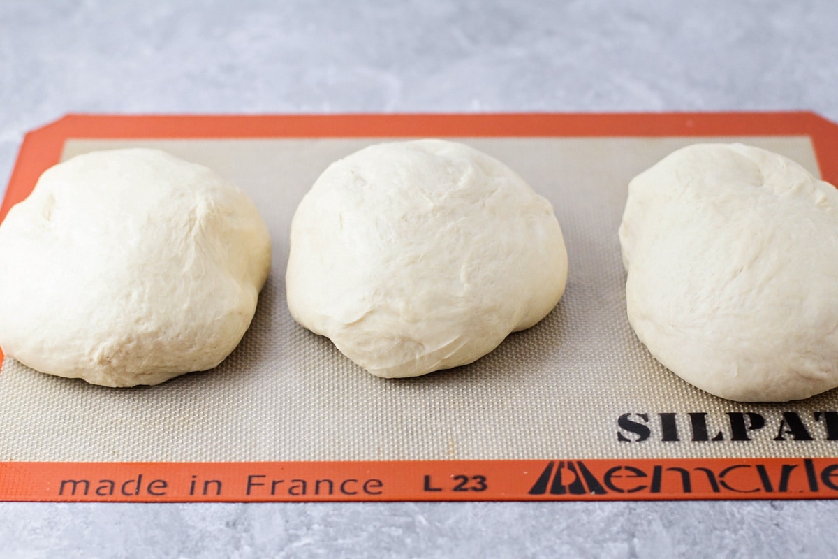 法国面包面团分成三个球，制成三个面包。