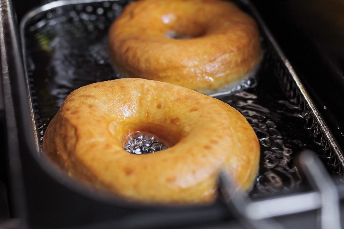 在热油中煎自制甜甜圈。