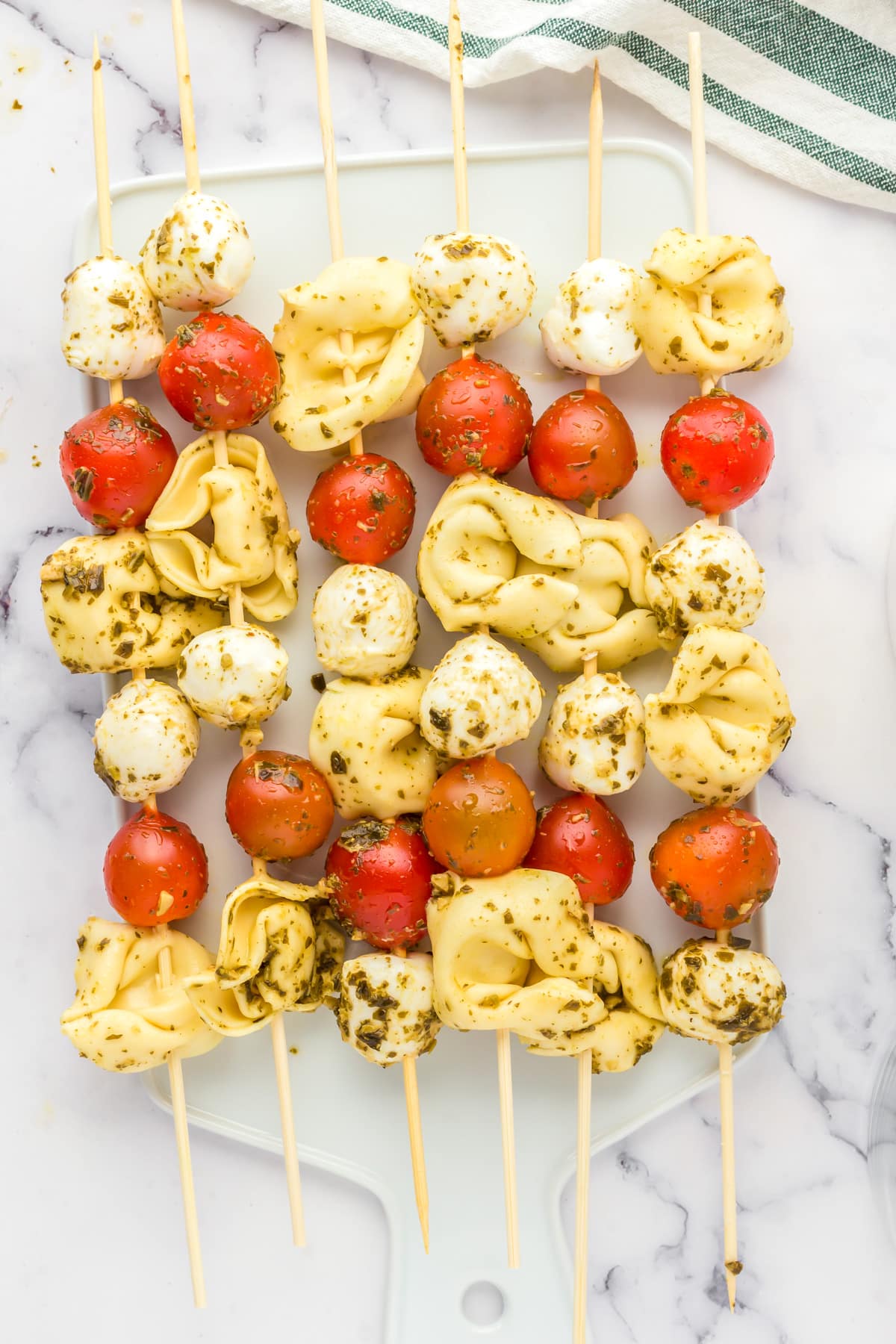 马苏里拉奶酪、番茄和意大利饺子串的特写镜头。