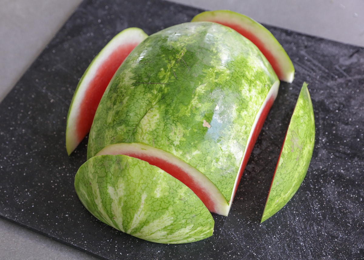 把两头切成方形的西瓜。