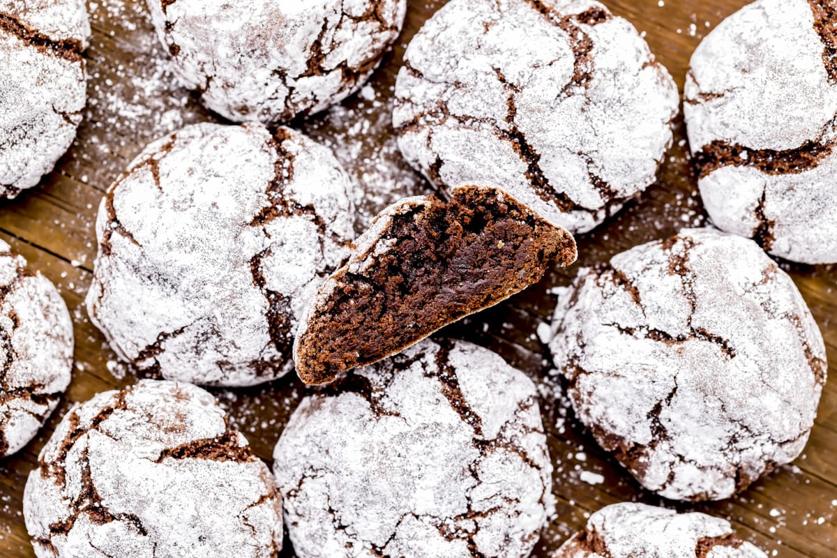 新年前夜的甜点——木质表面上的几块巧克力饼干，其中一块碎成两半。