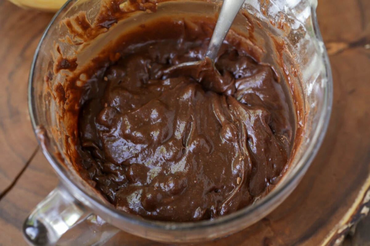 在碗里做南瓜布朗尼蛋糕的巧克力面糊。
