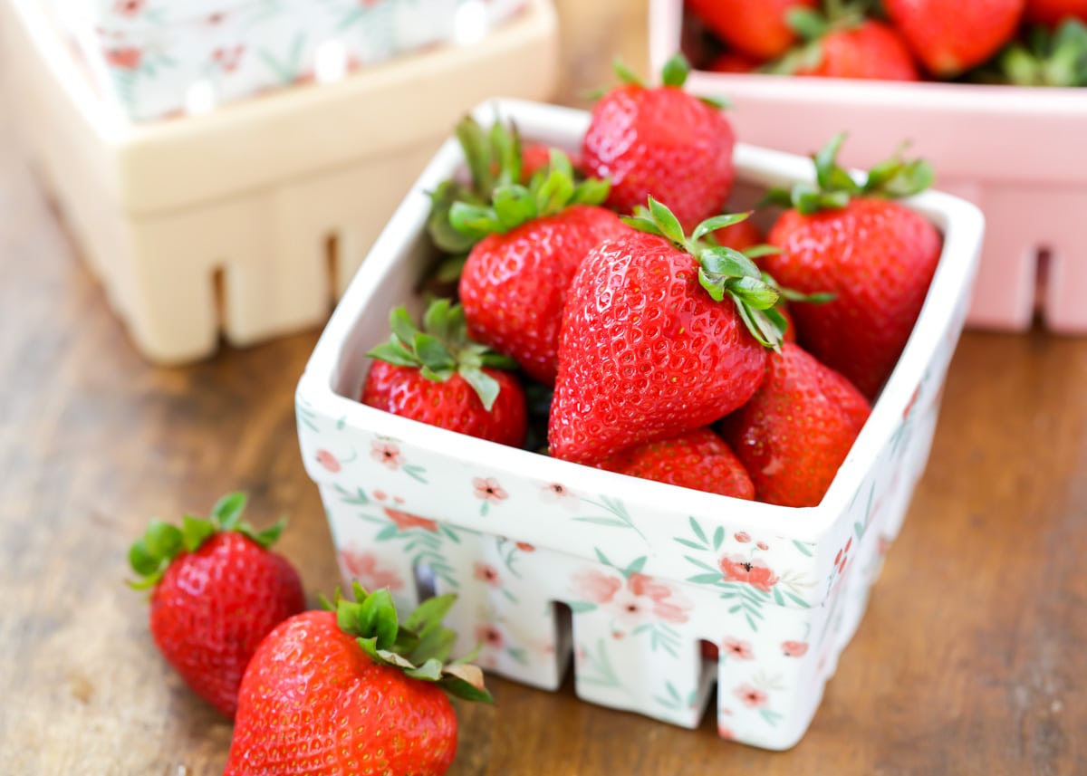 草莓装在纸盒里，方便制作水果沙拉。bob综合手机客户
