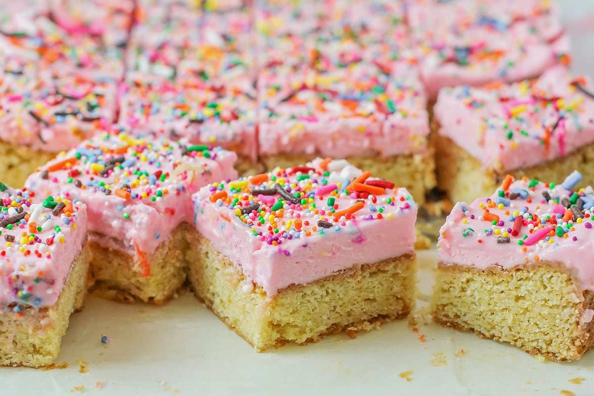 糖饼干食谱-方形切糖饼干棒bob综合手机客户与粉红色糖霜。