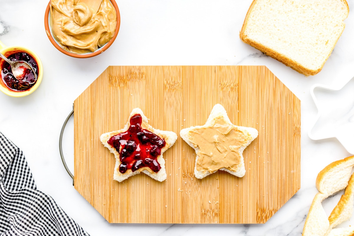 为放学后的零食板做星形花生酱三明治。