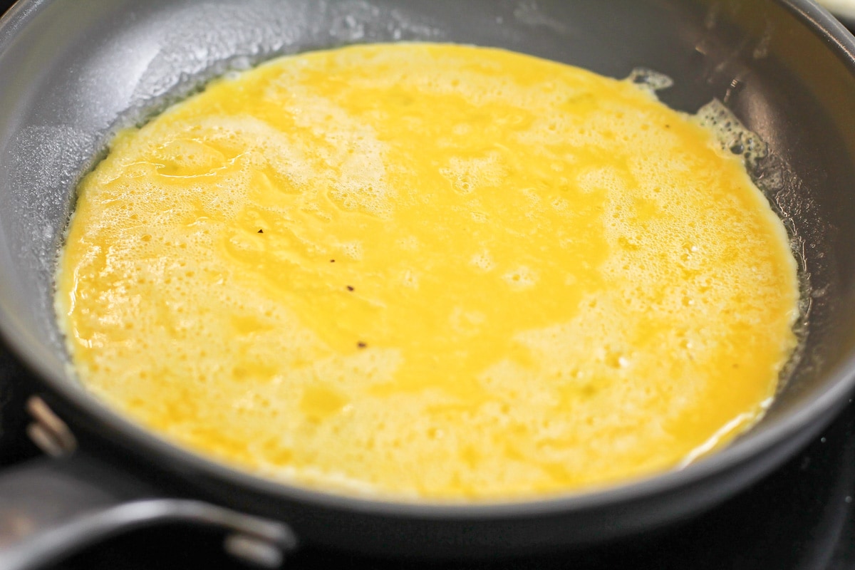 用煎锅做煎蛋卷。