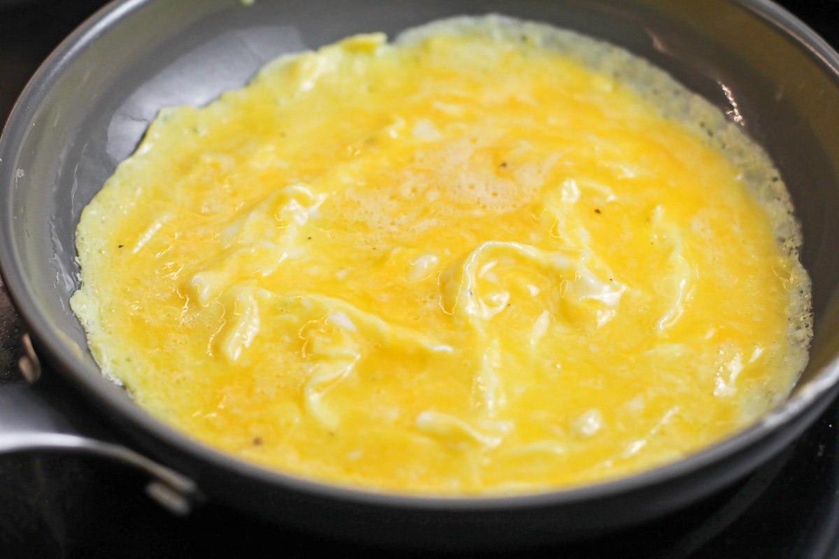 用涂了黄油的煎锅做煎蛋卷。