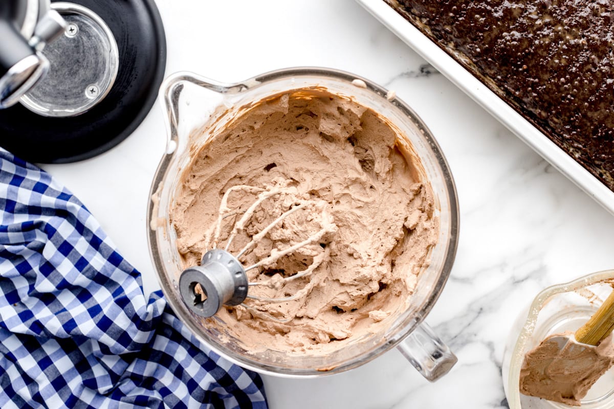 在一个碗里的巧克力搅拌浇头用于巧克力三乳蛋糕。