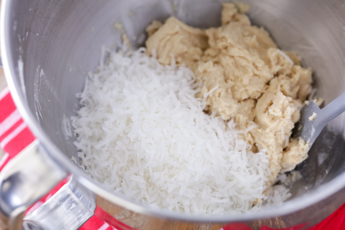 椰子饼干面糊在碗中，用手搅拌机混合。