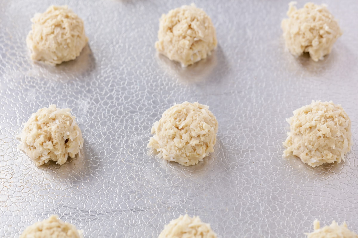 如何制作椰子饼干的过程——把面团舀到烤盘上。