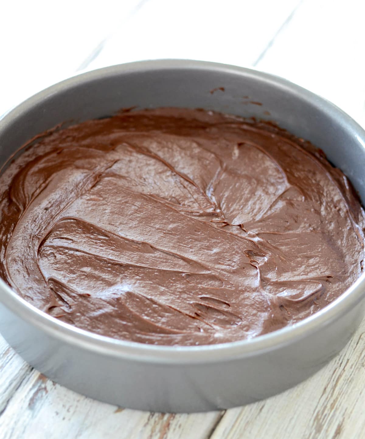 无面粉巧克力蛋糕面糊在圆锅。