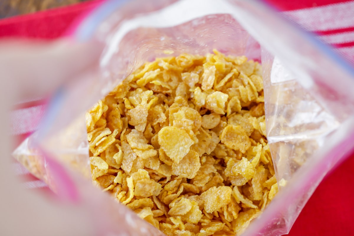 碾碎的玉米片装在袋子里，涂上融化的黄油。