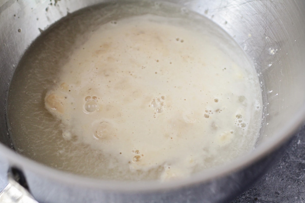 自制面包酵母混合物在搅拌碗。