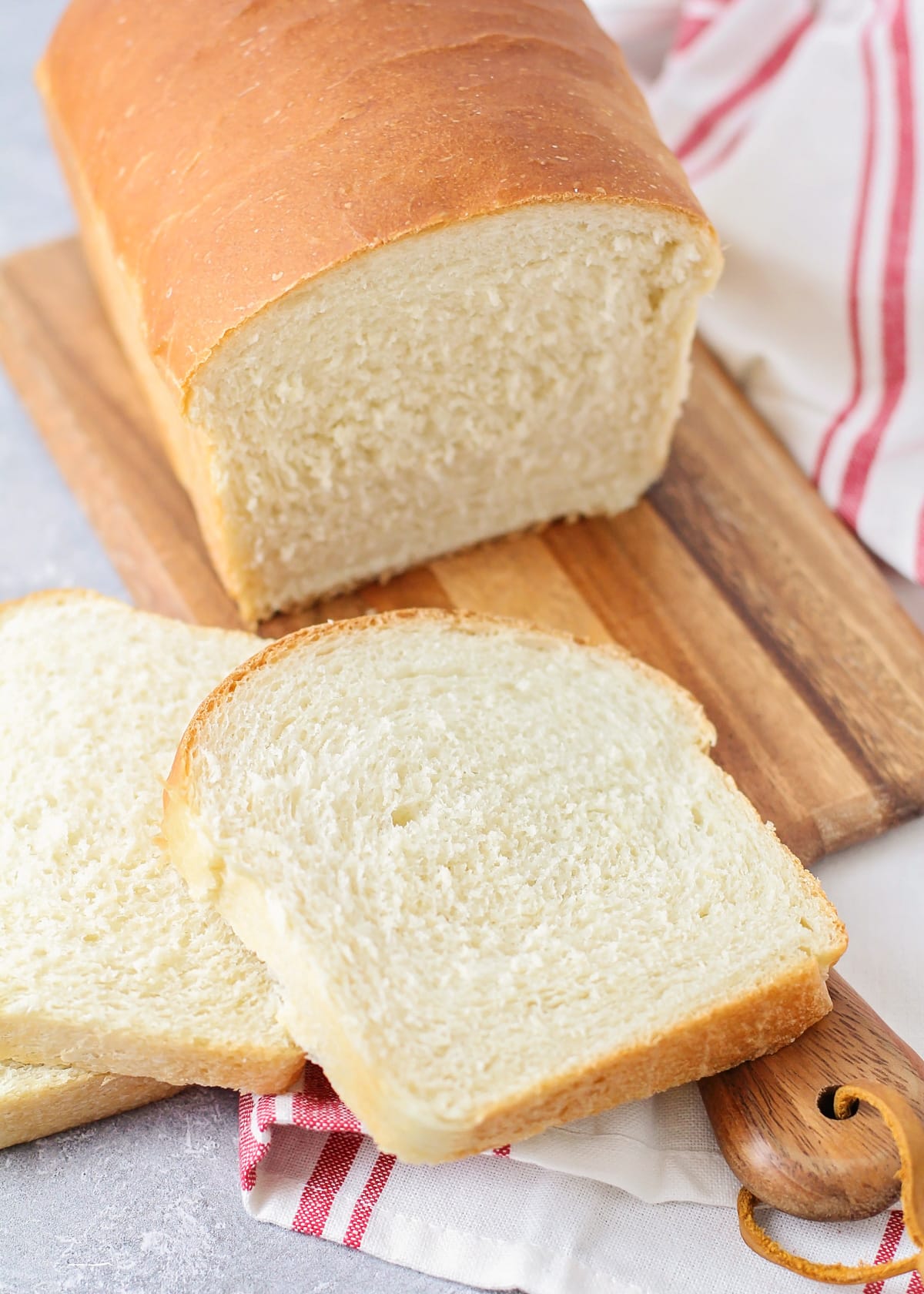 自制的面包片和面包放在砧板上。
