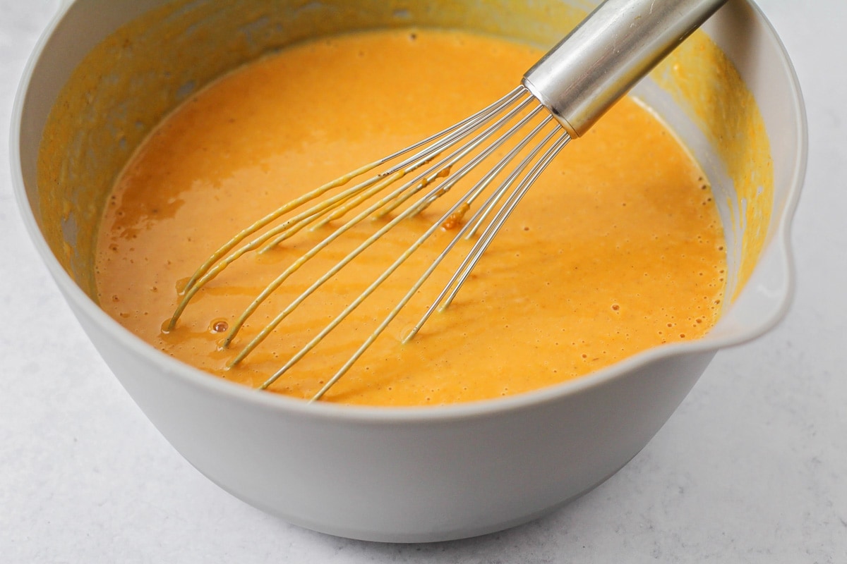 用打蛋器将南瓜派馅放入搅拌碗中。