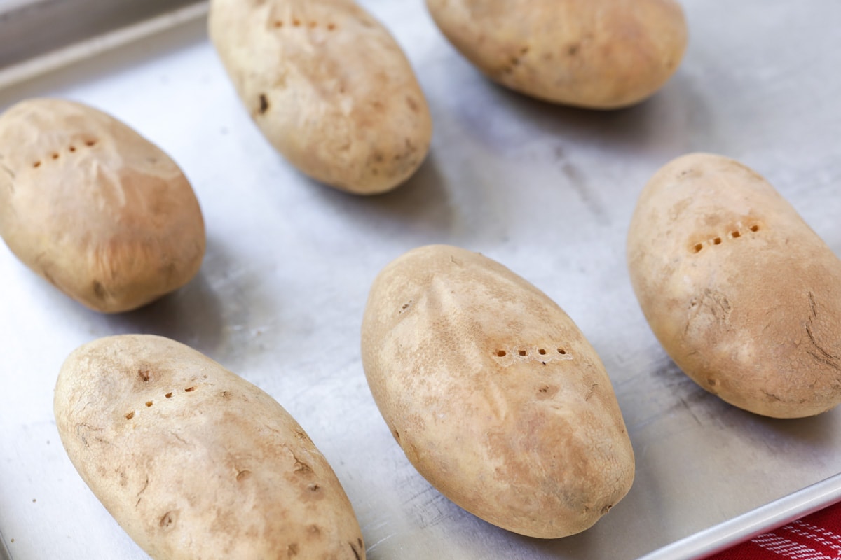 在烤盘上戳土豆，做两次烤土豆。