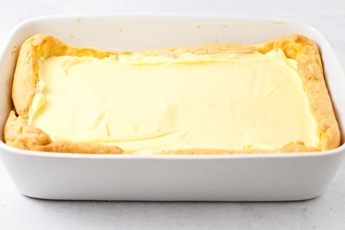 在烤盘中放入多层奶油泡芙蛋糕。