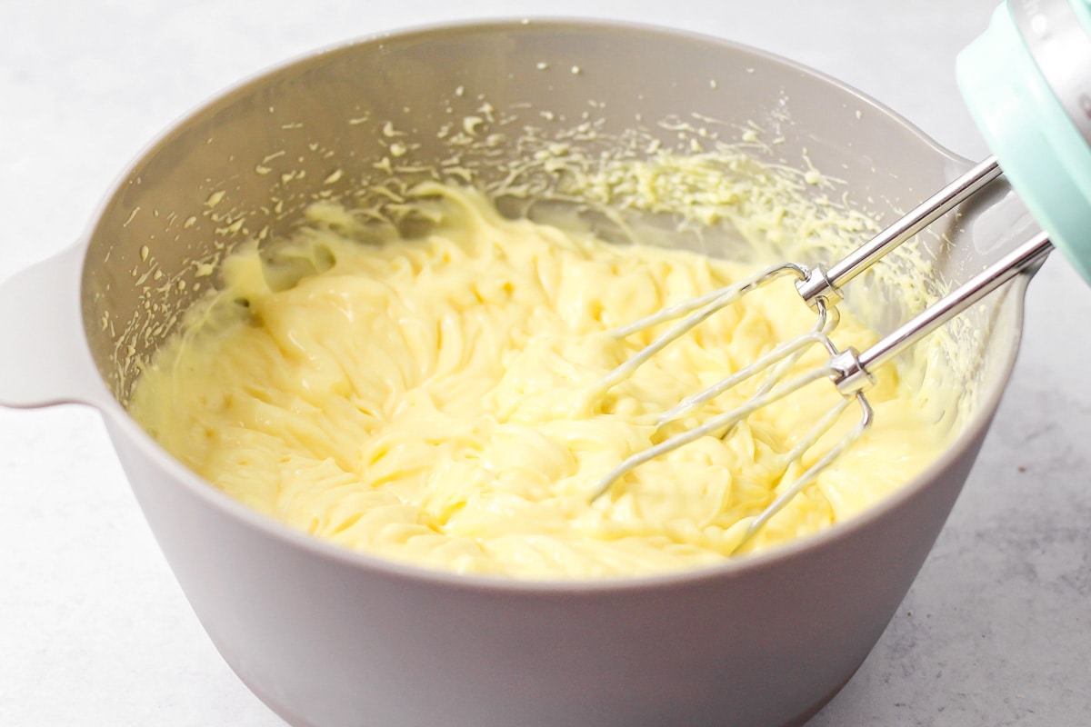 在搅拌碗中搅拌奶油泡芙蛋糕的奶油馅料。