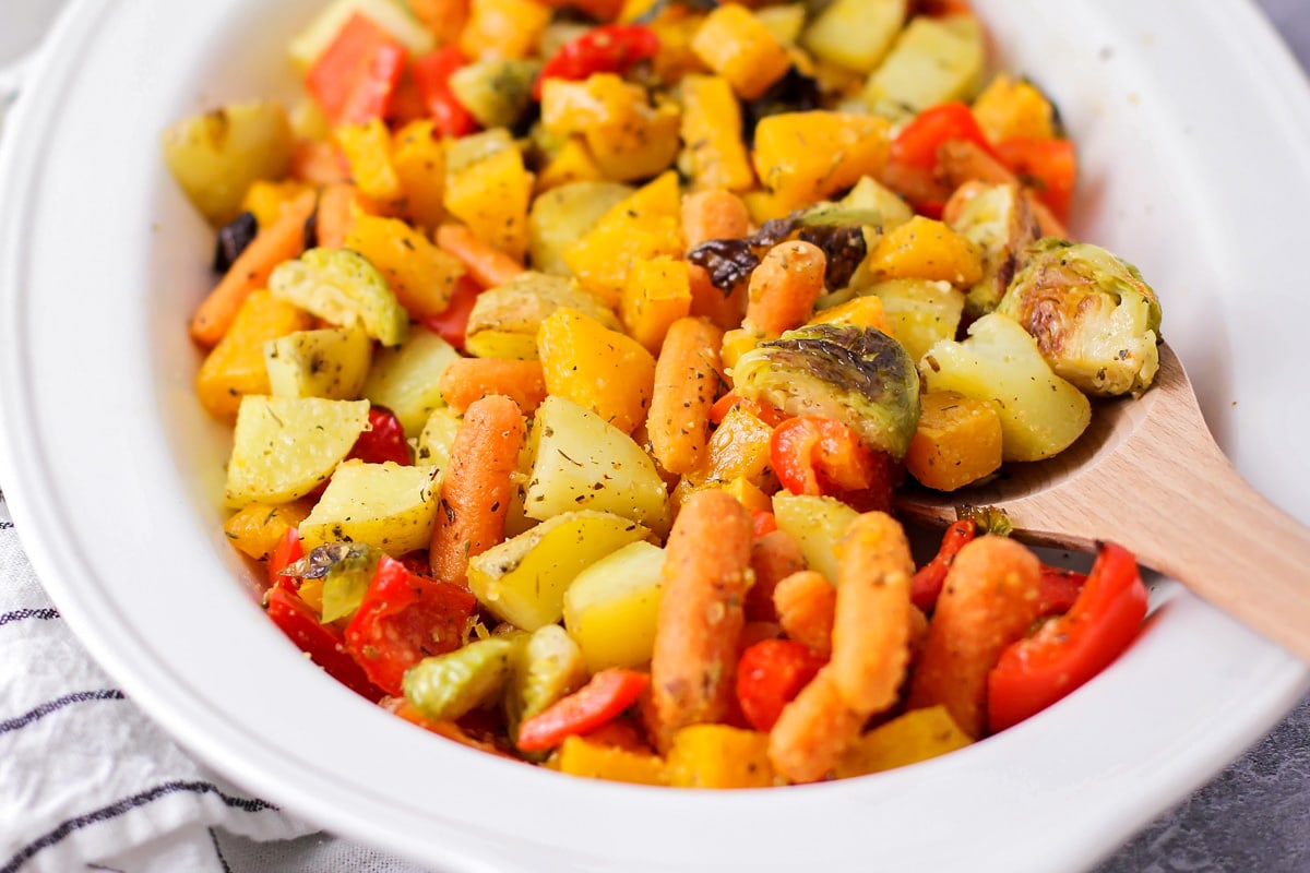 用烤箱烤蔬菜，配上调味料，放在白色的碗里。