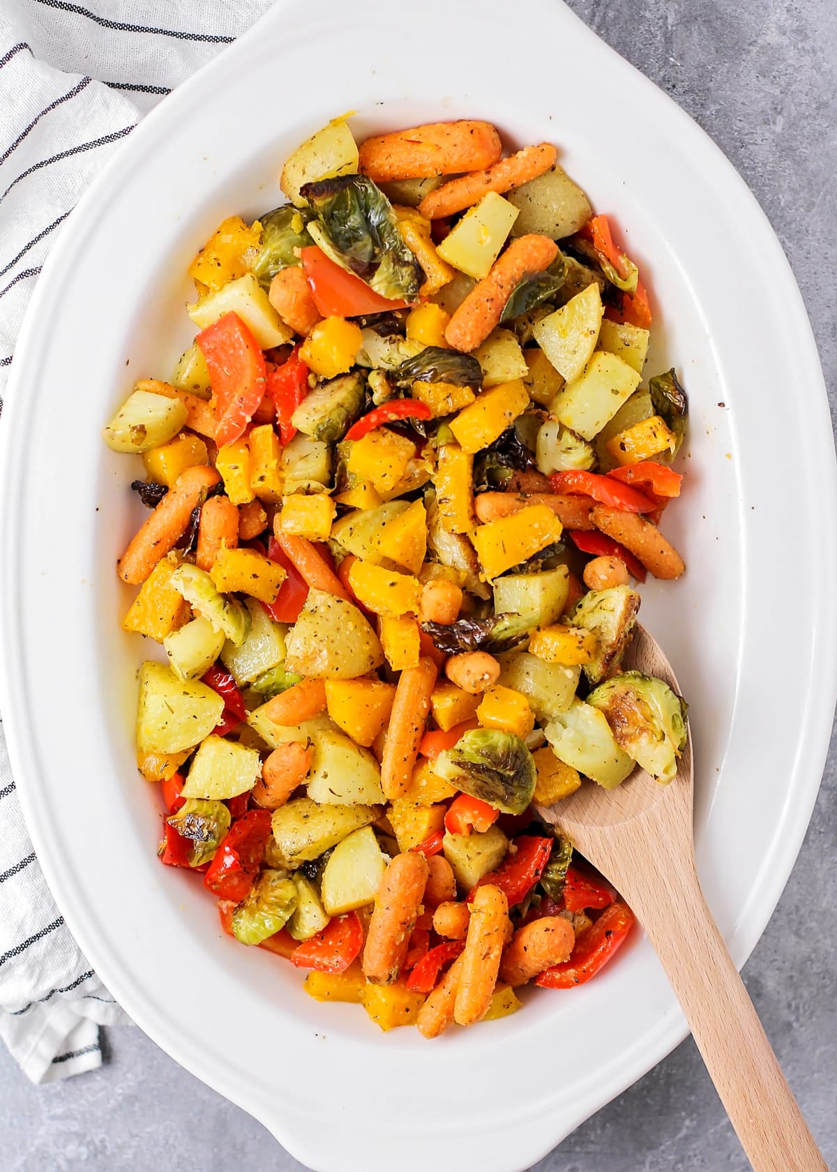 把烤好的蔬菜放在碗里搅拌在一起。