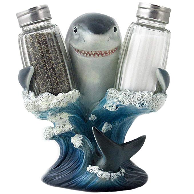 鲨鱼形象，持有盐和胡椒瓶从亚马逊。