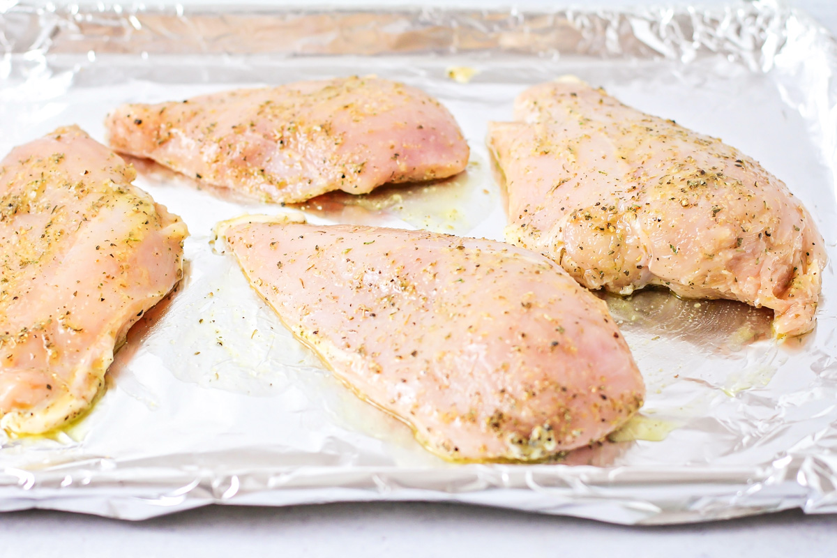平底锅上调味的鸡肉，用来做烤鸡。