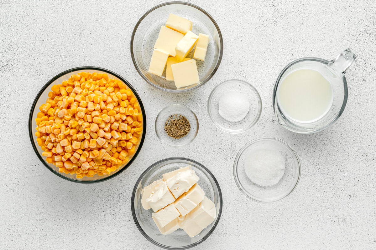 制作慢炖奶油玉米的原料在柜台上量好。