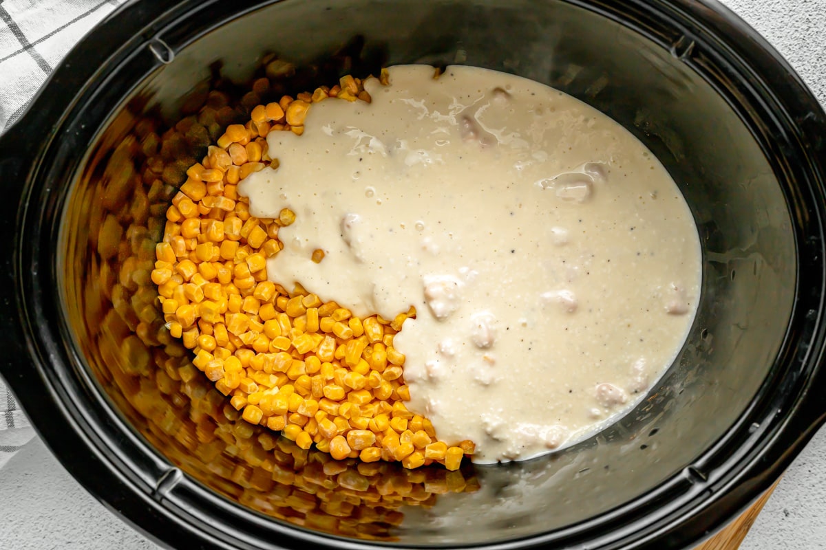 慢炖锅把玉米原料放在瓦罐里煮成奶油状。