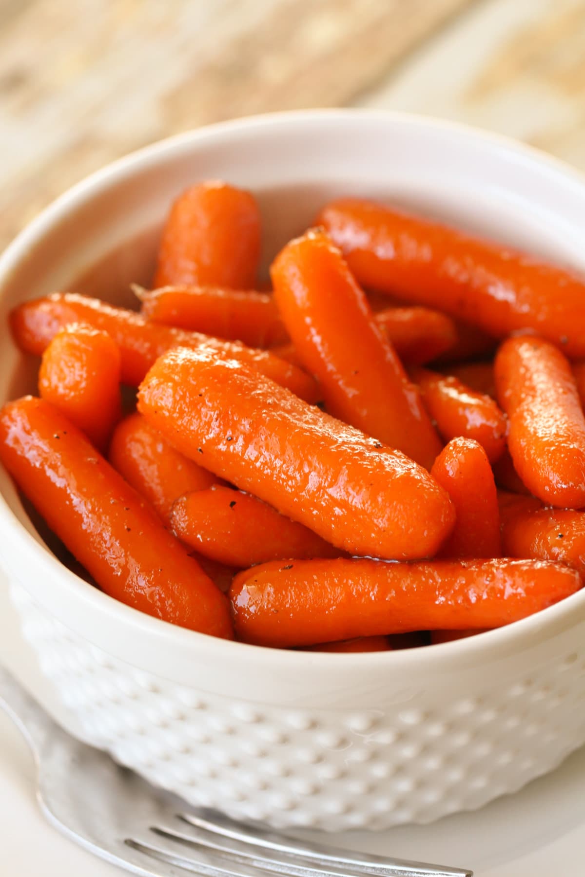 红糖蜜饯胡萝卜装在白碗里。