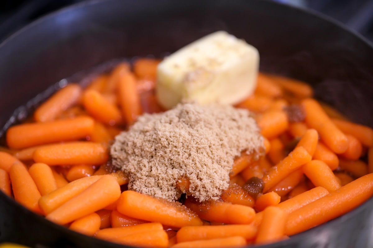 如何制作红糖胡萝卜，配料在锅里。
