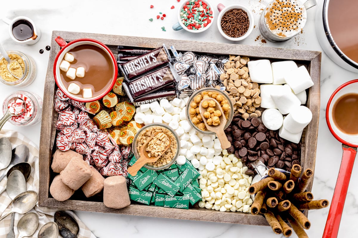一个热巧克力熟食板填满配料。