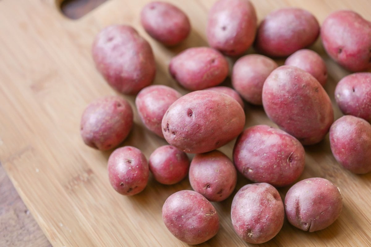 红土豆放在砧板上烤红土豆。