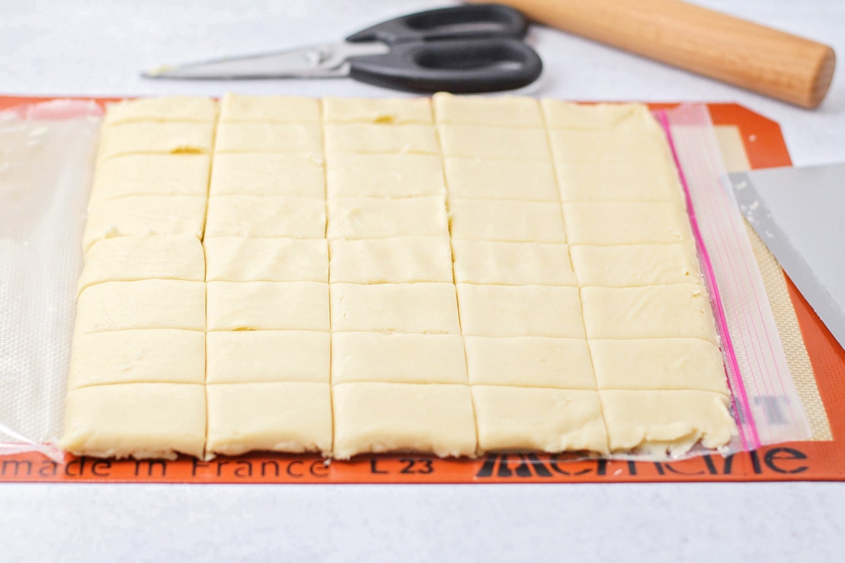 将易做的酥饼饼干切成方形进行烘烤。