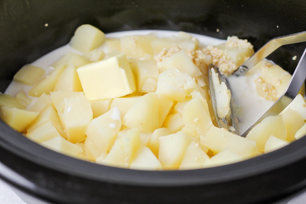 土豆泥在瓦罐过程的图像。