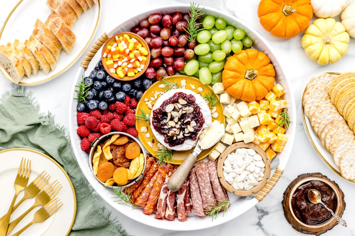 感恩节熟食板-许多感恩节开胃菜的想法之一。
